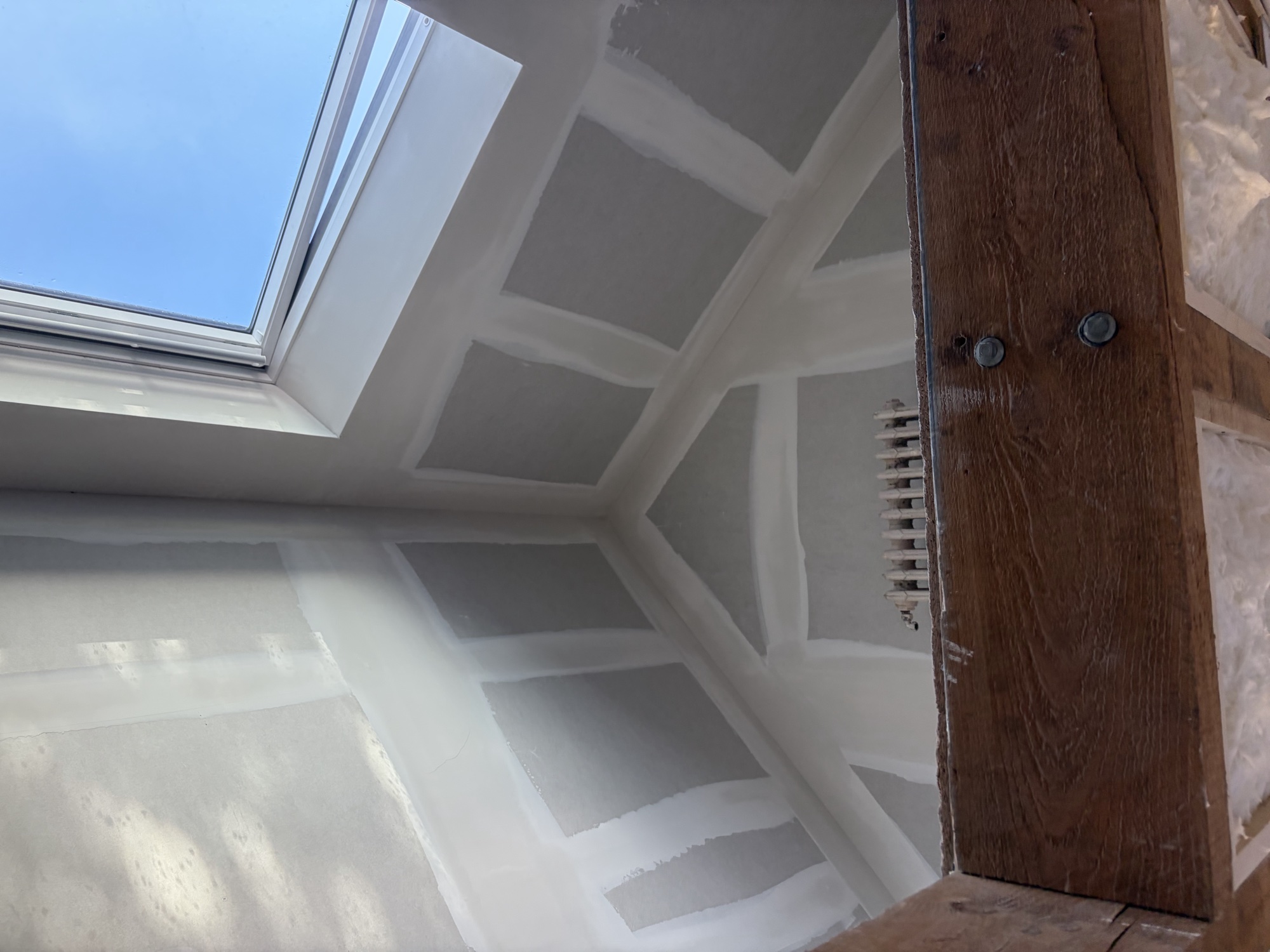 Placo sur rampants et plafond avec velux, faux plafonds et volumes inclinés